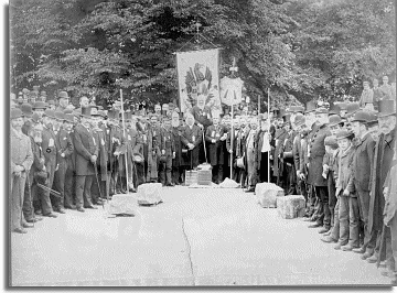 Seremoni Gyhoeddi ar gyfer Eisteddfod Genedlaethol 1889 yn Sir Frycheiniog