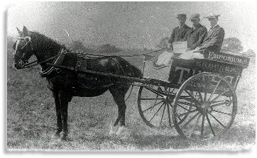 Cert ddanfodn The Emporium, Llandrindod, tua 1910. 